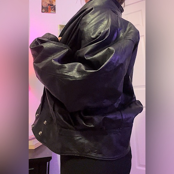 Medium leather jacket!! - Picture 8 of 8